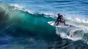 Joven sobre una tabla haciendo surf / Vladimir Kusinov en UNSPLASH