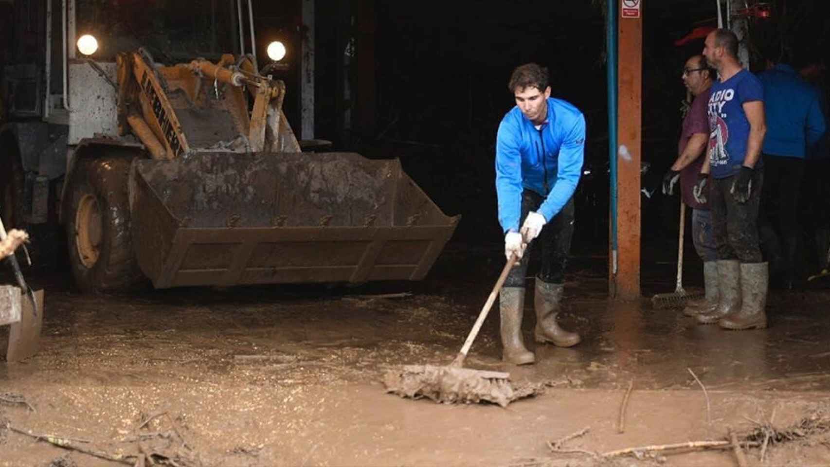 Rafa Nadal limpia unas instalaciones anegadas en Mallorca / TWITTER