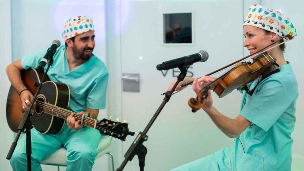 Álex Ubago y Sharon Corr durante su actuación en el Institut Marquès / INSTITUT MARQUÈS