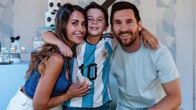 Antonella, Leo Messi y su hijo Mateo, sonrientes en una imagen de hace unos años / REDES