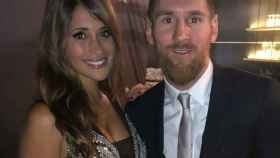 Antonella Roccuzzo y Leo Messi en una fiesta