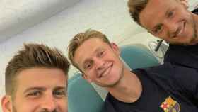 Piqué se toma la primera fotografía con de Jong en su primer viaje oficial