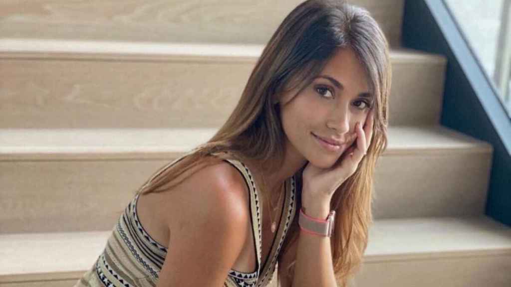 Antonella Roccuzzo posa en las escaleras de su casa