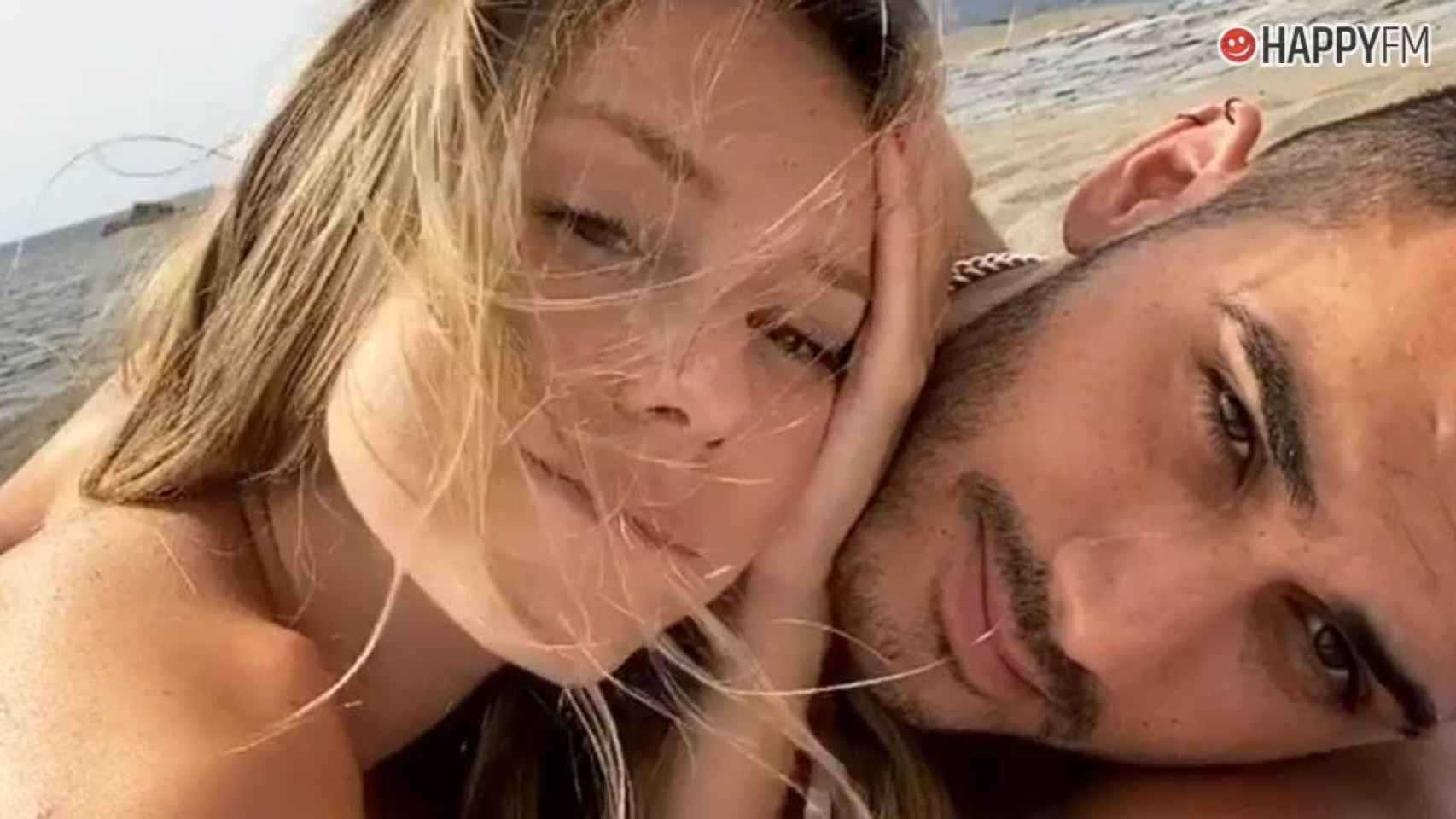 Ester Expósito en la playa con Alejandro Speitzer