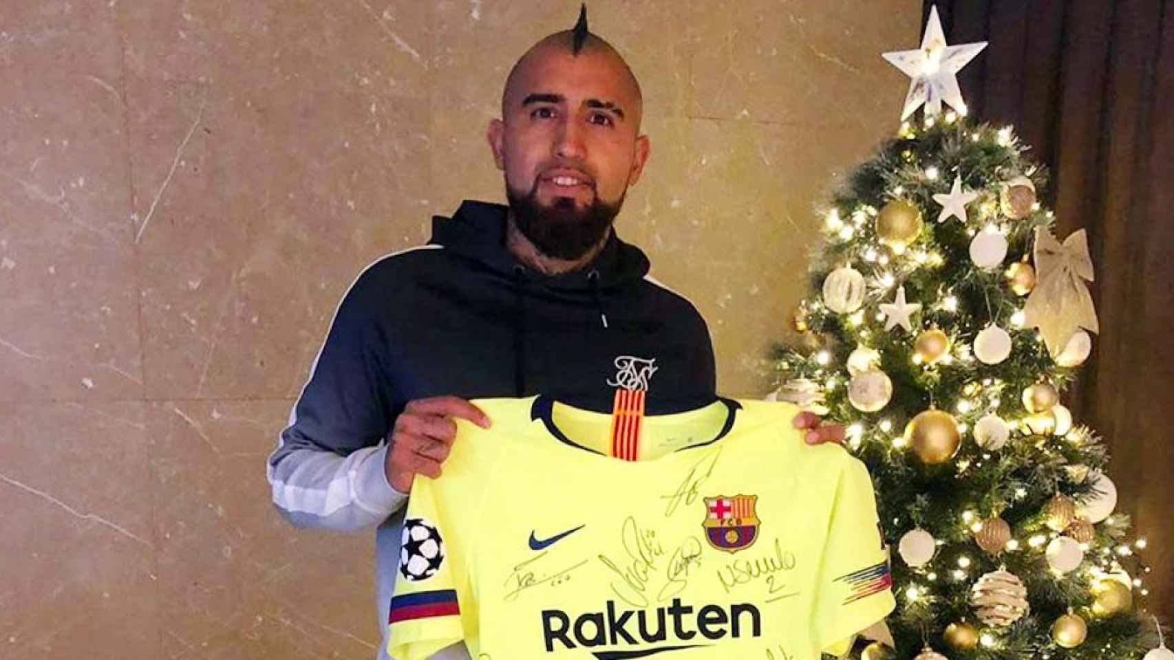 Arturo Vidal con la camiseta del Barça firmada por sus compañeros / INSTAGRAM