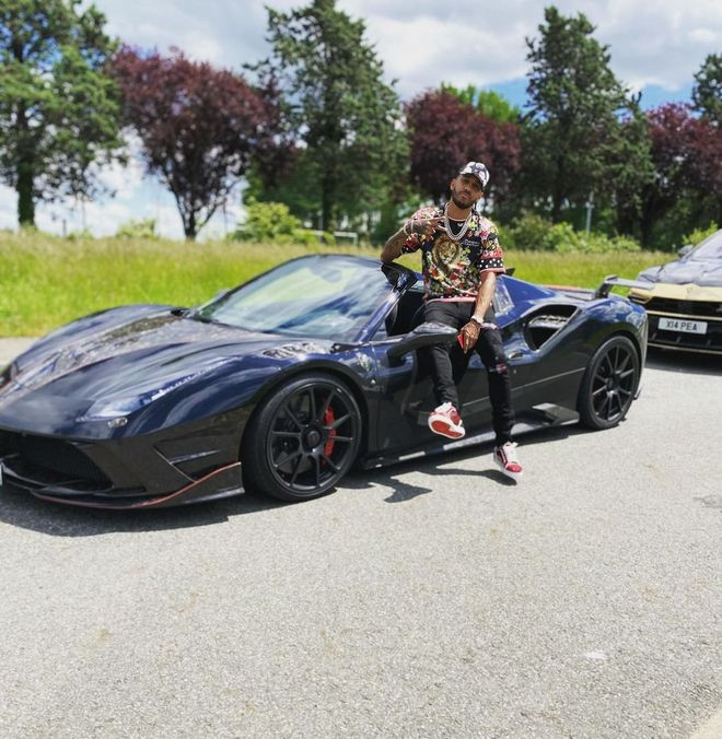 aubameyang coche negro