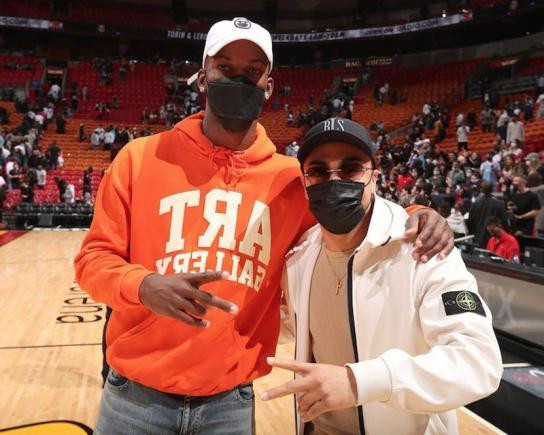 Jimmy Butler y Sergiño Dest / NBA