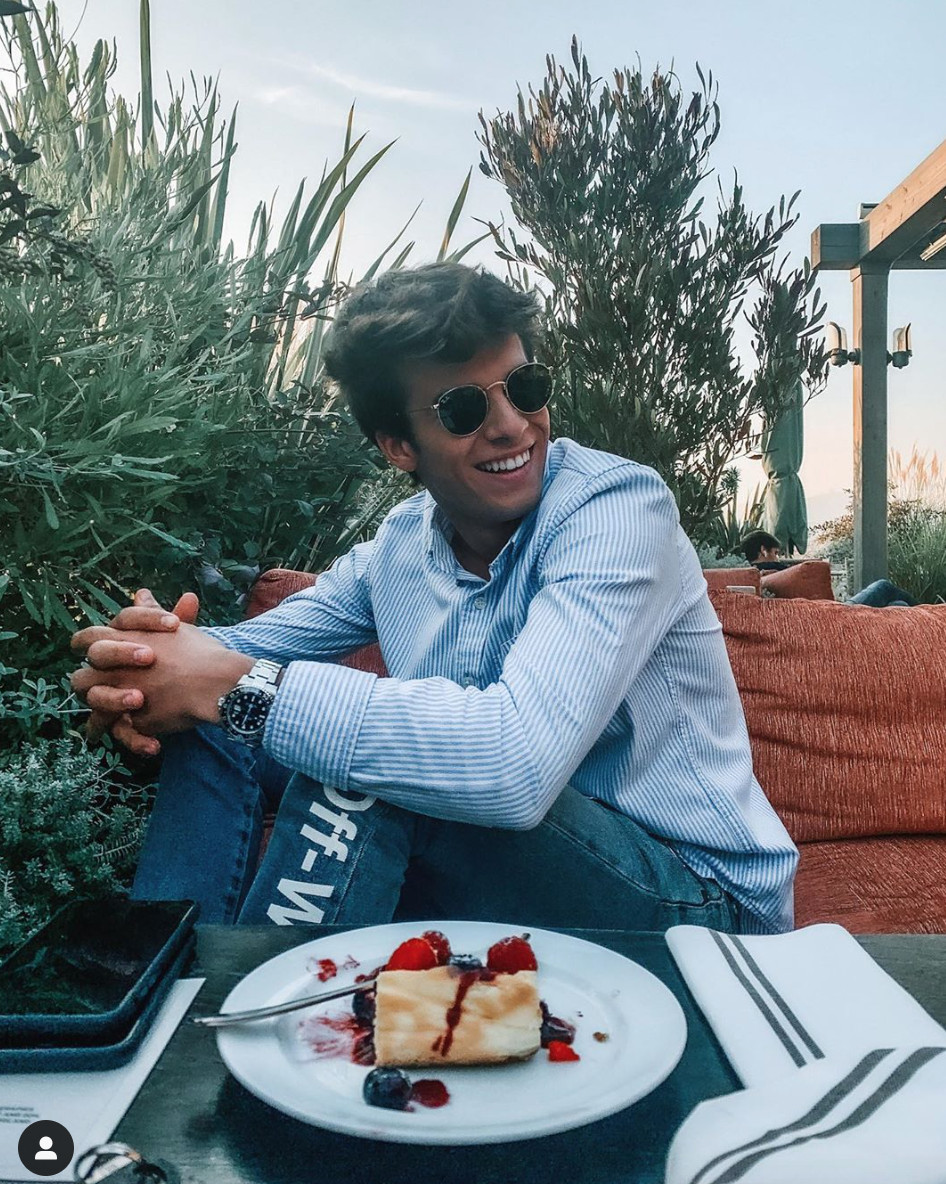 Riqui Puig comiendo un pastel