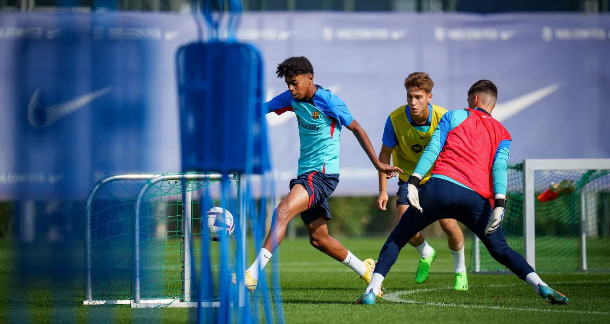 Lamine Yamal, canterano del Barça, durante un entrenamiento del primer equipo / FCB