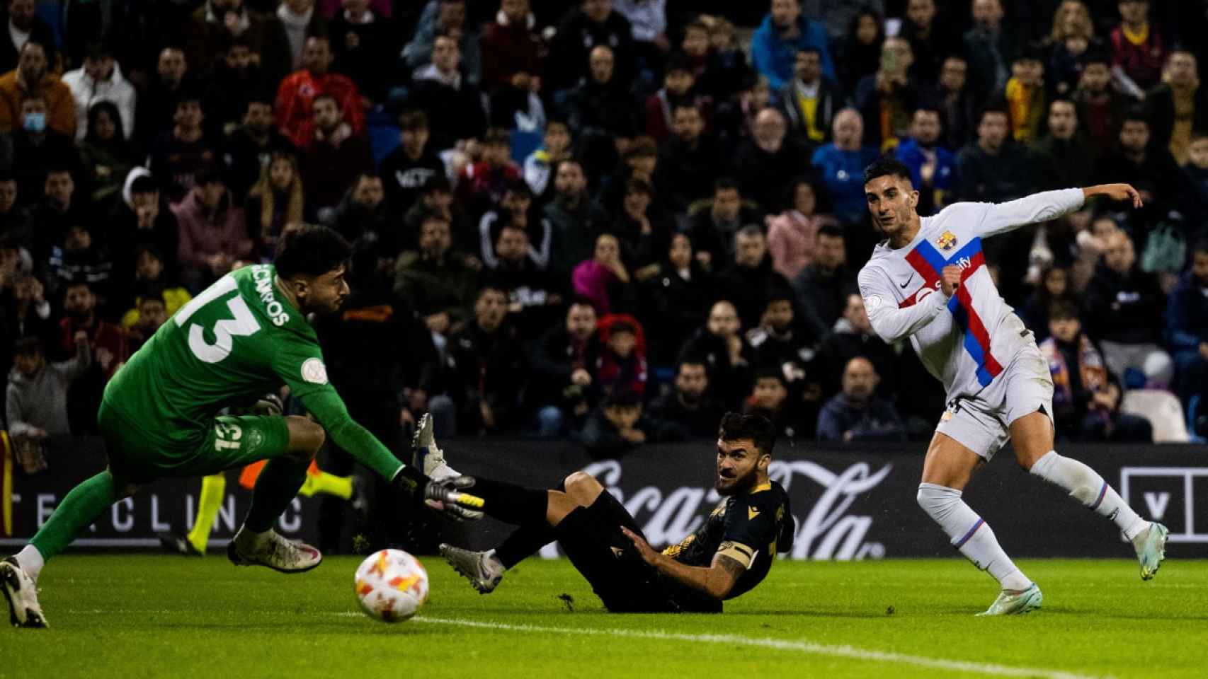 Ferran Torres falla una ocasión clara durante el partido de Copa del Rey contra el Intercity, gratis y en directo / FCB