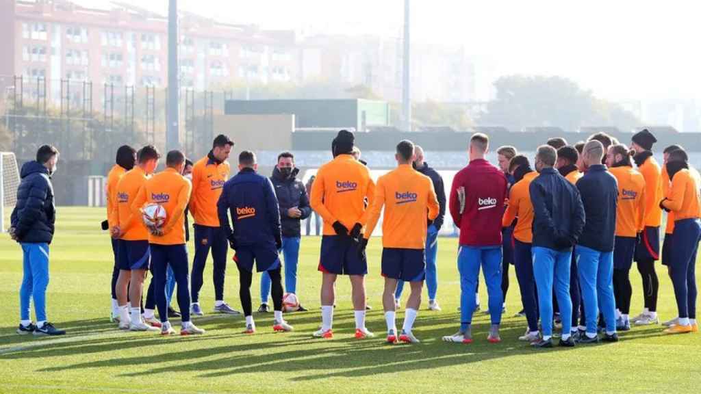 Xavi, dirigiendo un entrenamiento del Barça / FCB