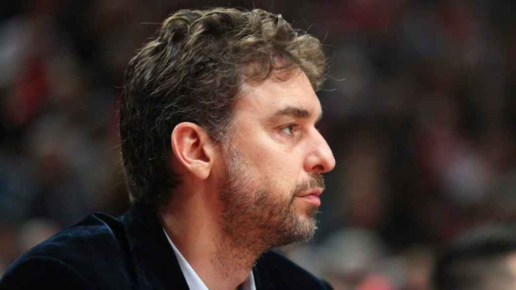 Pau Gasol, viendo un partido desde el banquillo | NBA