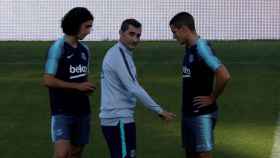 Marc Cucurella y Sergi Palencia escuchando a Ernesto Valverde / Twitter