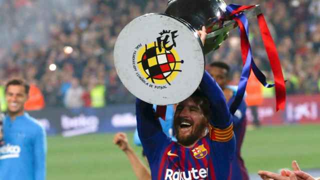 Leo Messi levanta el trofeo del título de Liga / EFE