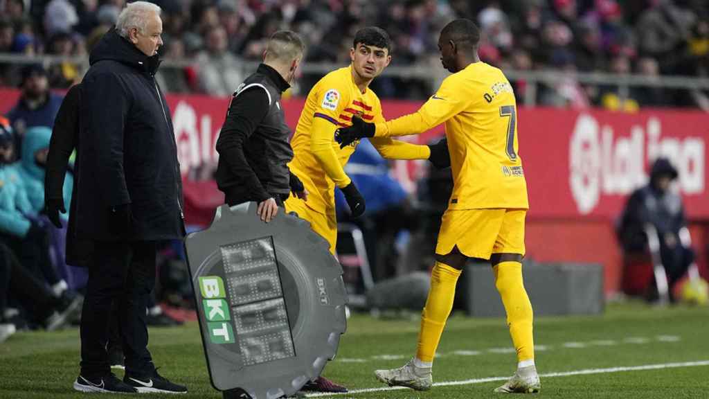 Dembelé es sustituido por Pedri, tras sufrir una lesión contra el Girona / EFE