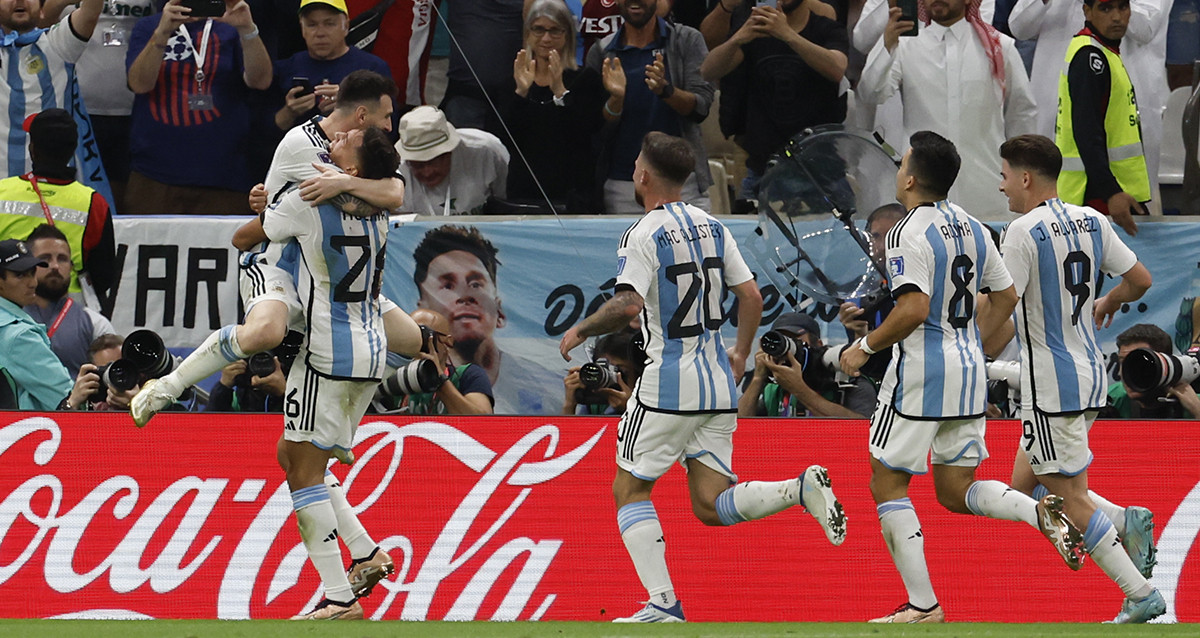 Messi, abraza a Nahuel Molina, después de anotar el gol argentino contra Países Bajos / EFE