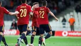 Gavi celebra junto a Sarabia el gol de España / EFE