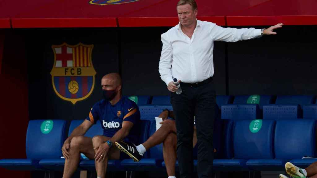 Ronald Koeman en el banquillo del Barça en el primer partido de pretemporada / EFE