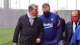 Joan Laporta hablando con Ronald Koeman tras un entrenamiento / EFE