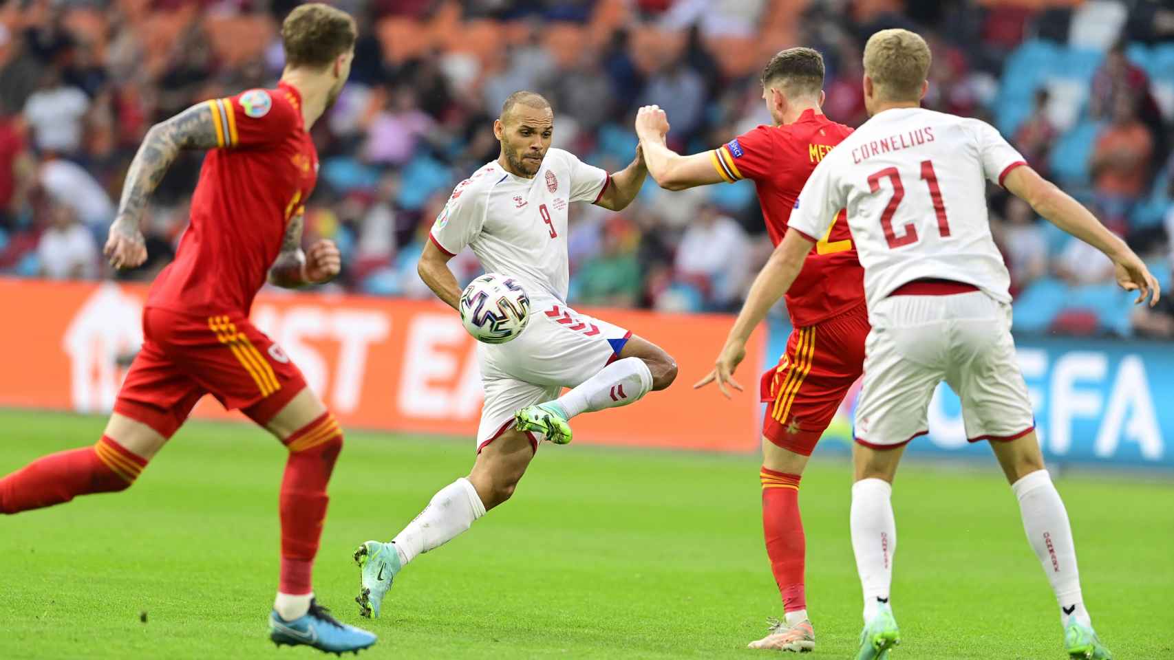 Martin Braithwaite en una acción de la pasada Eurocopa, con Dinamarca / EFE