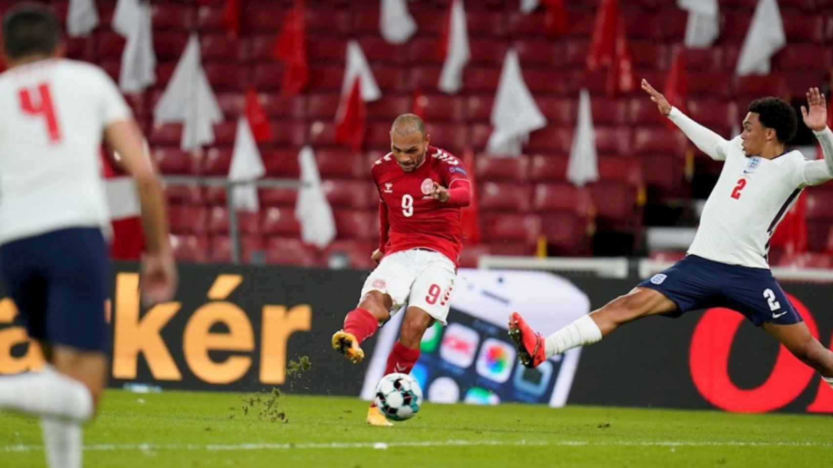 Martin Braithwaite jugando contra Inglaterra / Redes