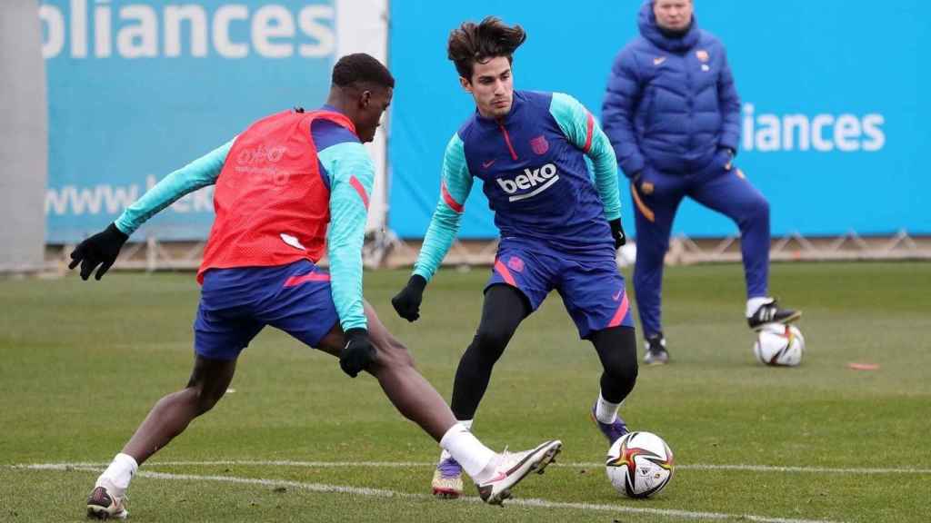 Koeman, Ilaix Moriba y Alex Collado en el entramiento previo al Barça-Cornellà de Copa del Rey / REDES