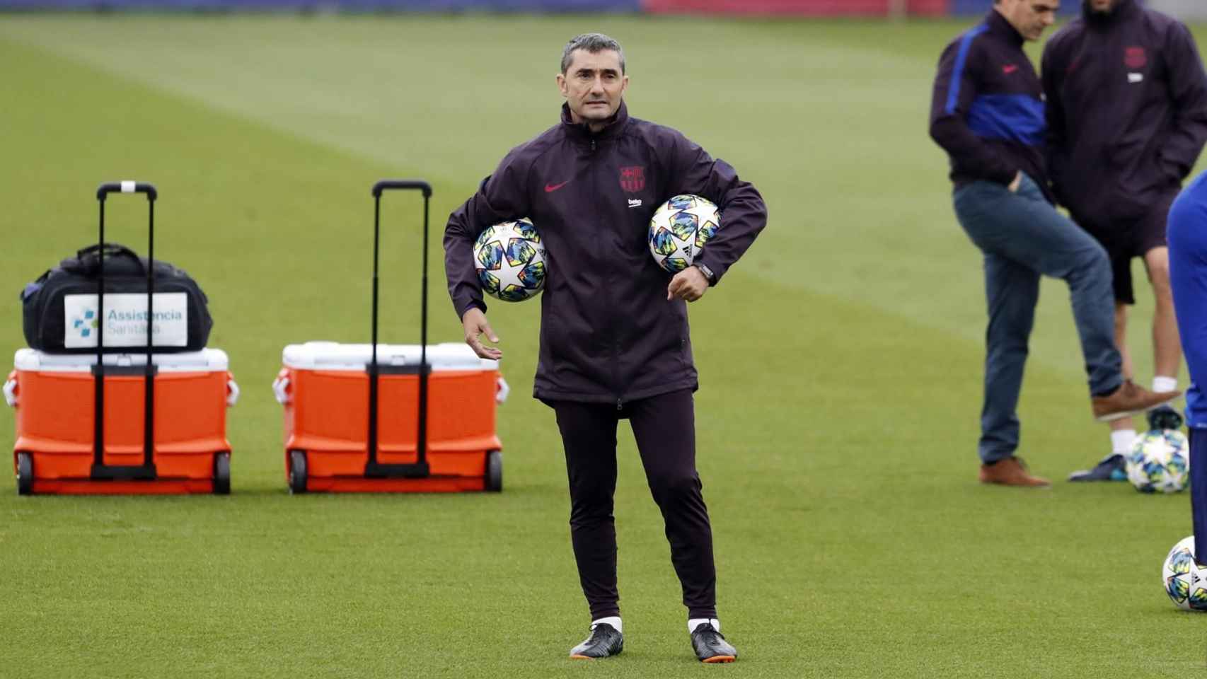 Ernesto Valverde en el entrenamiento previo a la Champions League / FC Barcelona