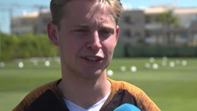 Una foto de Frenkie De Jong durante una entrevista con la selección holandesa