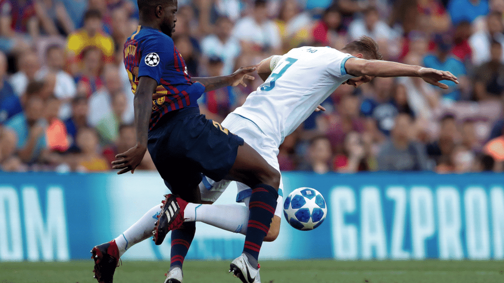 Umtiti pugna un balón en el estreno europeo del Barça contra el PSV / EFE