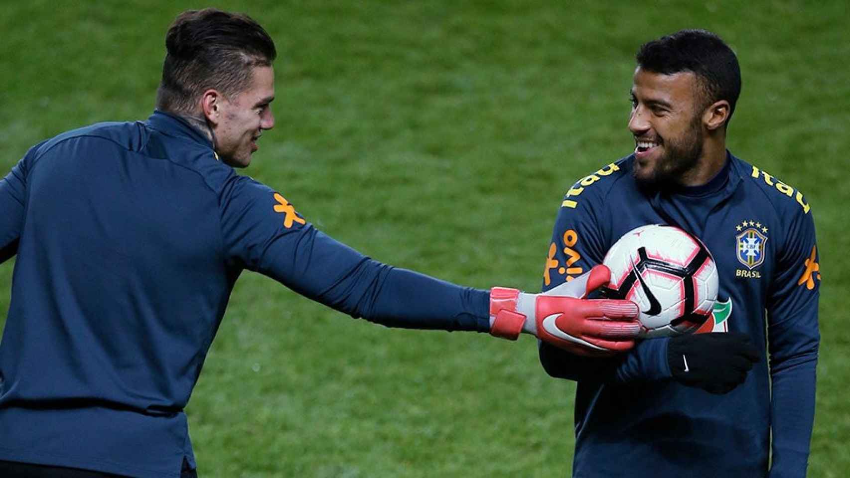 El portero de Brasil Éderson (i) y el centrocampista Rafinha (d) asistem a una sesión de entrenamientos en el Stadium MK, en Denbigh, en el distrito de Milton Keynes, Reino Unido / EFE