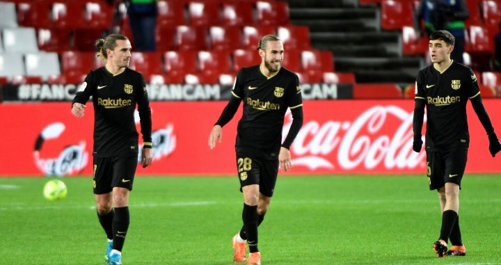 Griezmann, Mingueza y Pedri sonrientes ante el Granada / EFE