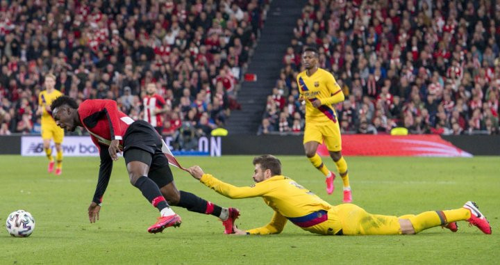 Piqué agarrando a Iñaki Williams / ATHLETIC CLUB