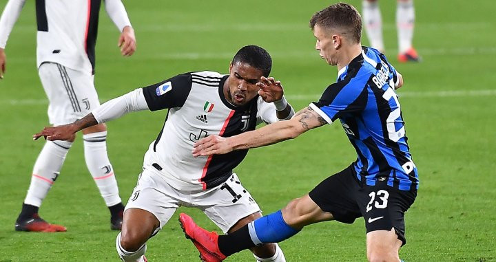 Douglas Costa en una acción de juego con la Juventus / EFE