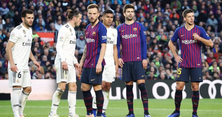 Rakitic, Piqué y Lenglet en una acción a balón parado en el último clásico contra el Real Madrid / EFE