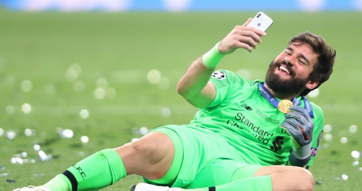 Una foto de Alisson Becker celebrando la consecución de la Champions League / EFE