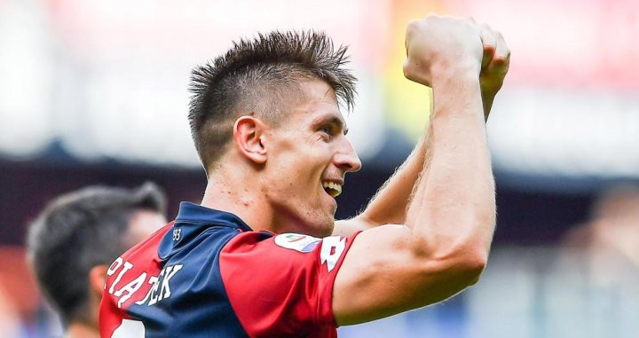 Piatek, que interesa a Barça y Real Madrid, celebra un gol con el Genoa / EFE