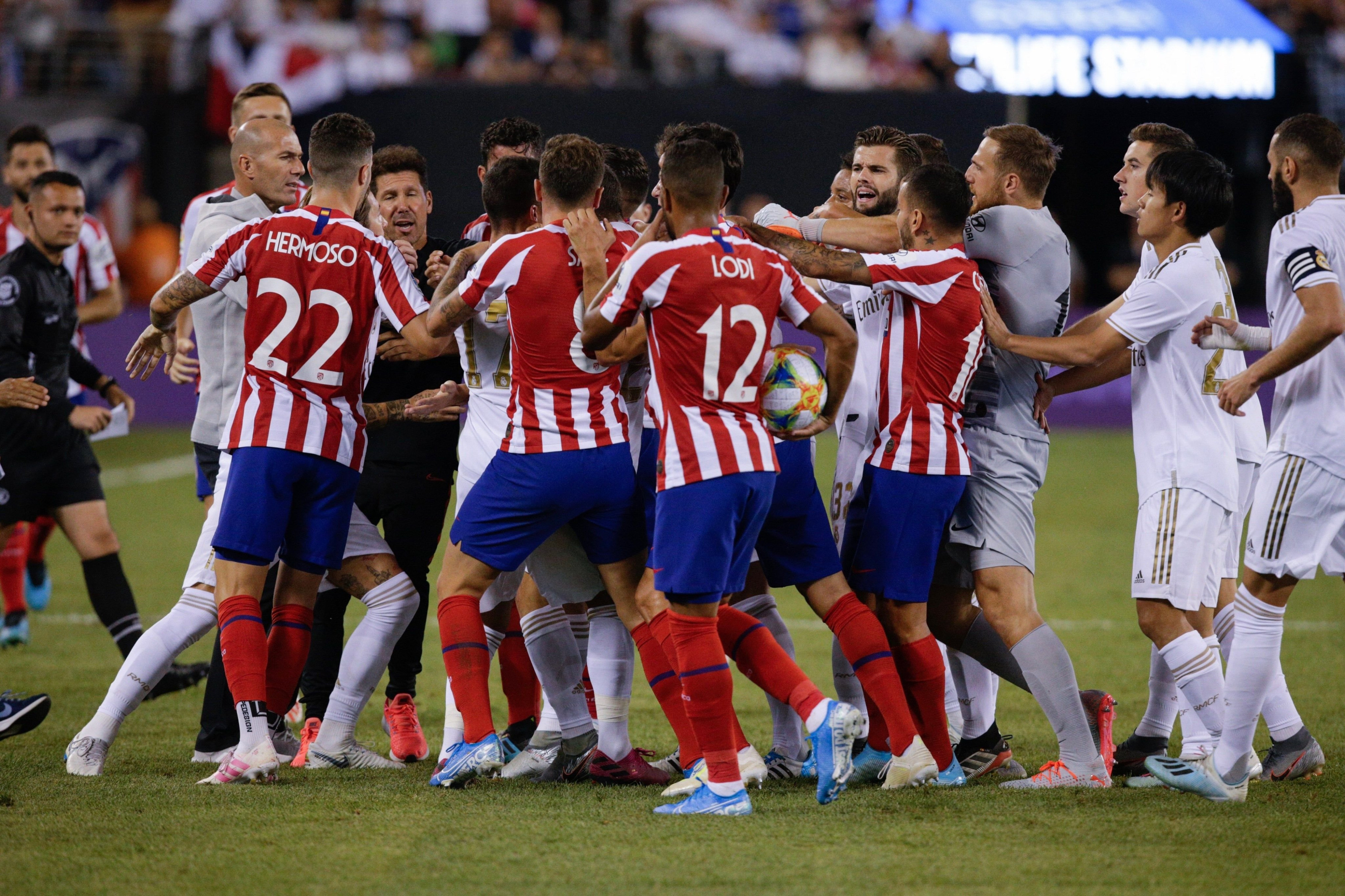 Jugadores del Atlético de Madrid y Real Madrid se enfrentan en un derbi / EFE