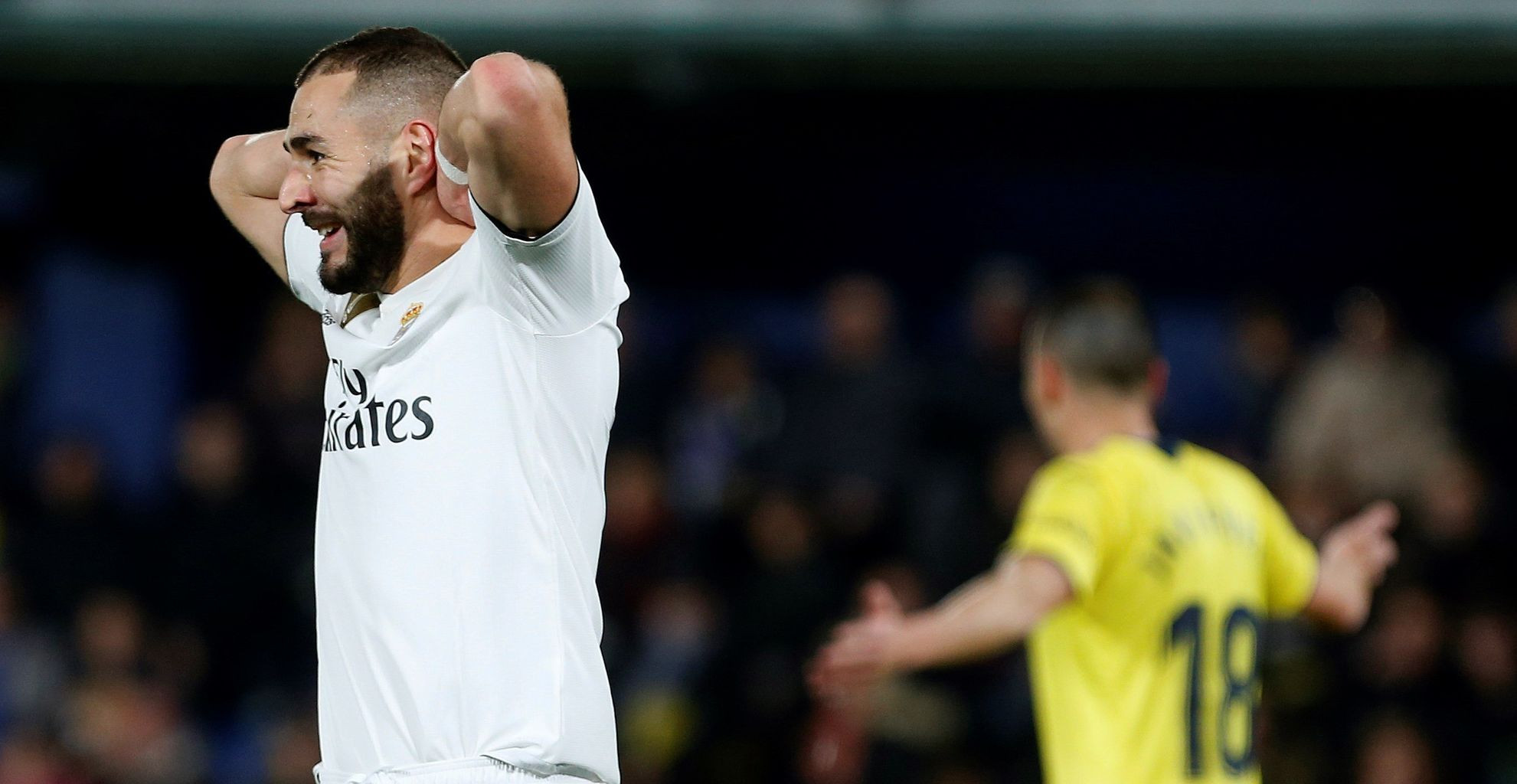 Benzema se lamenta durante el encuentro ante el Villarreal / EFE