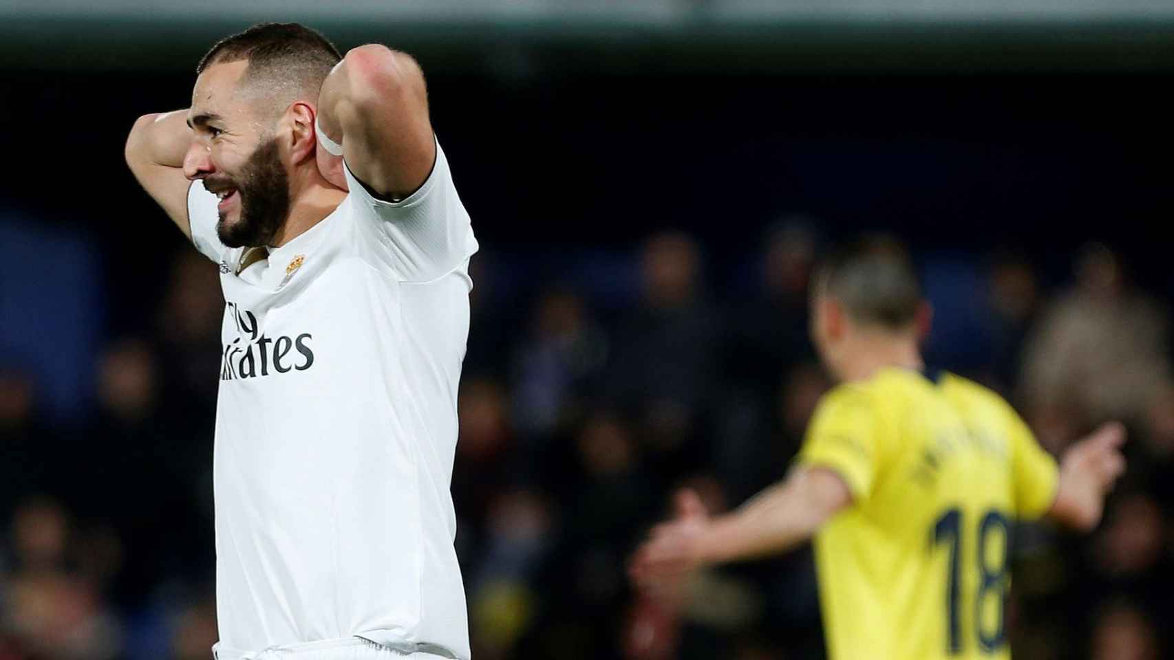 Benzema se lamenta durante el encuentro ante el Villarreal / EFE