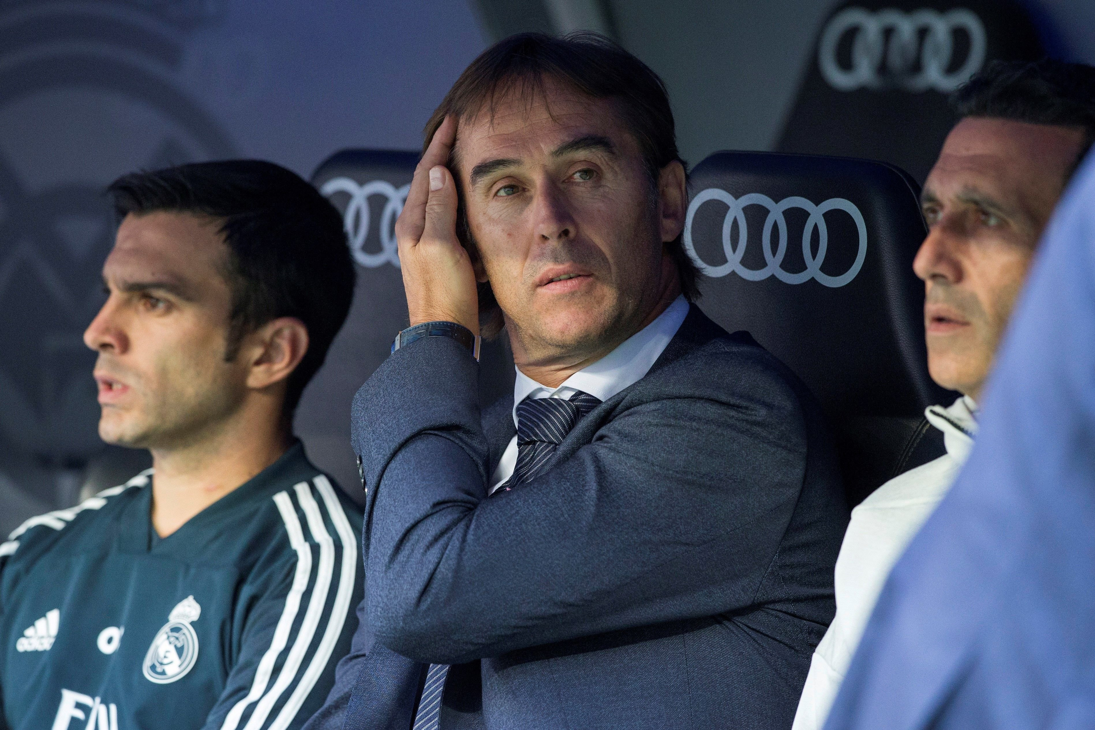 Lopetegui, preocupado en el banquillo del Bernabéu / EFE