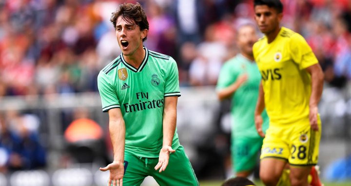 Álvaro Odriozola en el duelo ante el Fenerbahce / EFE