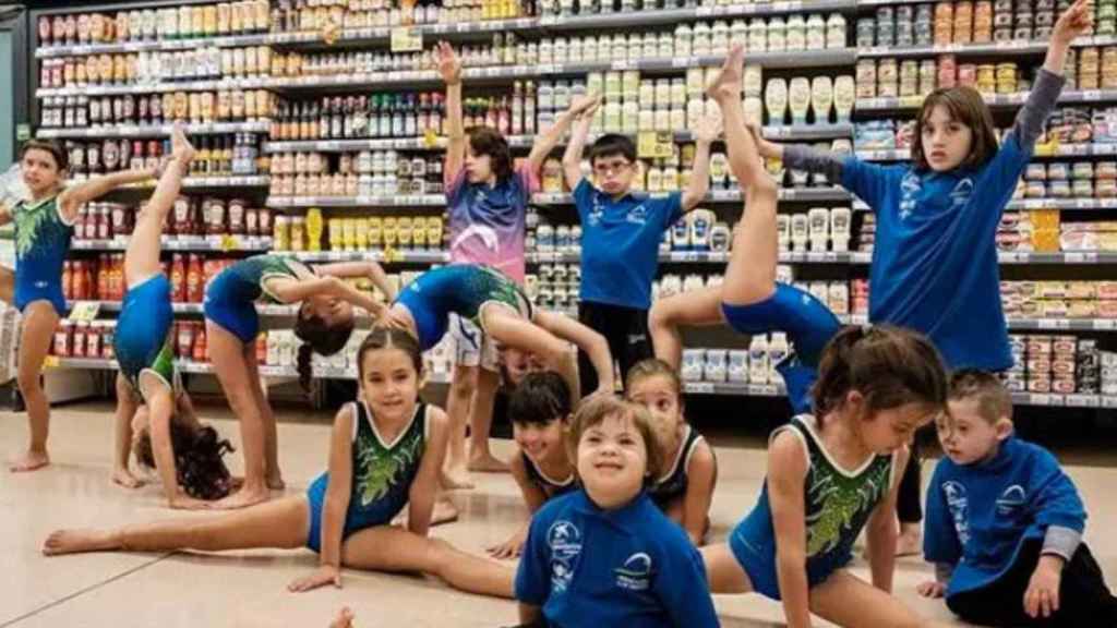 Gimnastas del Club Gimnàstic FEDAC de Lleida en la campaña de Caprabo / CAPRABO