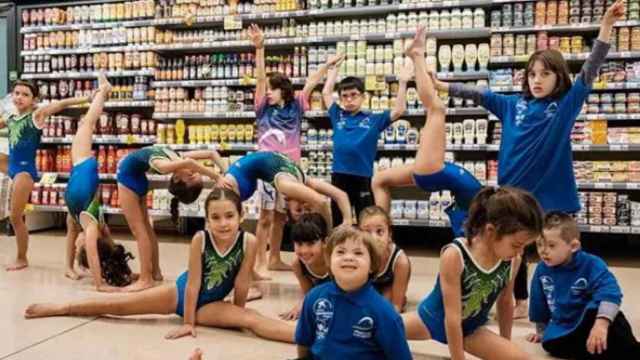 Gimnastas del Club Gimnàstic FEDAC de Lleida en la campaña de Caprabo / CAPRABO