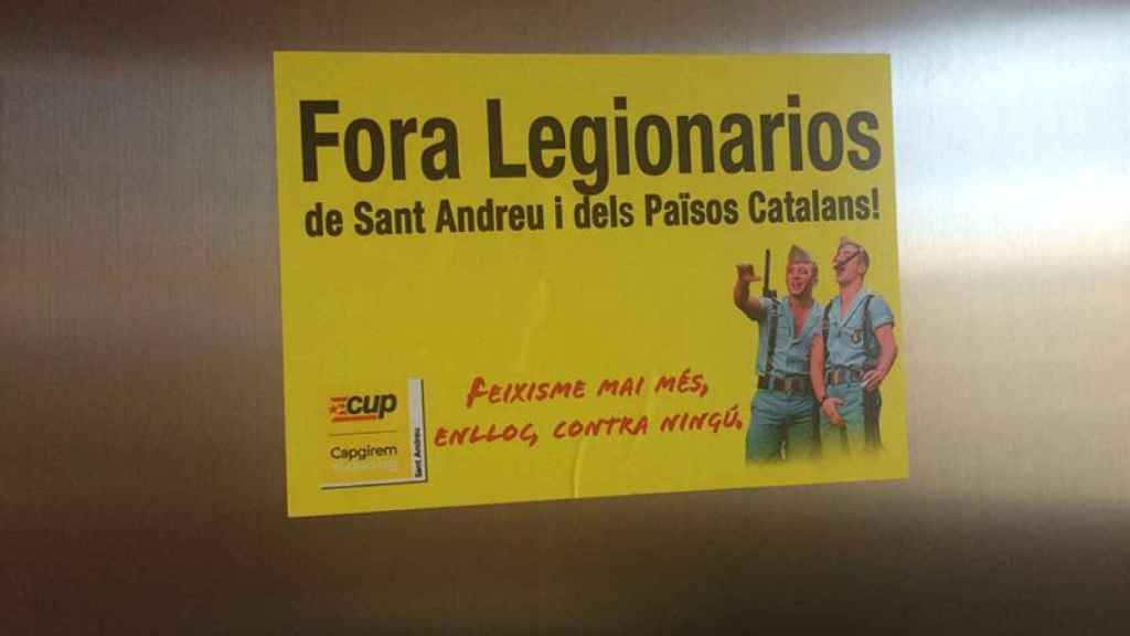 Pegatina de la CUP en el Ayuntamiento de Barcelona contra los legionarios del barrio de Sant Andreu.