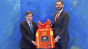 José Ignacio Goirigolzarri, presidente de CaixaBank, y Jorge Garbajosa, presidente de la FEB, posan con una camiseta de la selección / CAIXABANK