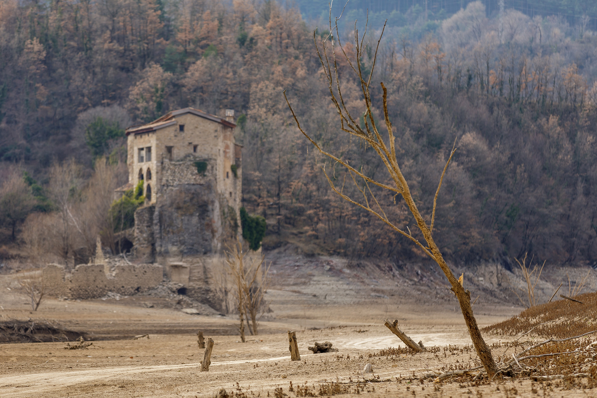 El embalse de La Baells (Berguedà) evidencia la falta de lluvias de los últimos meses / AIGÜES DE BARCELONA