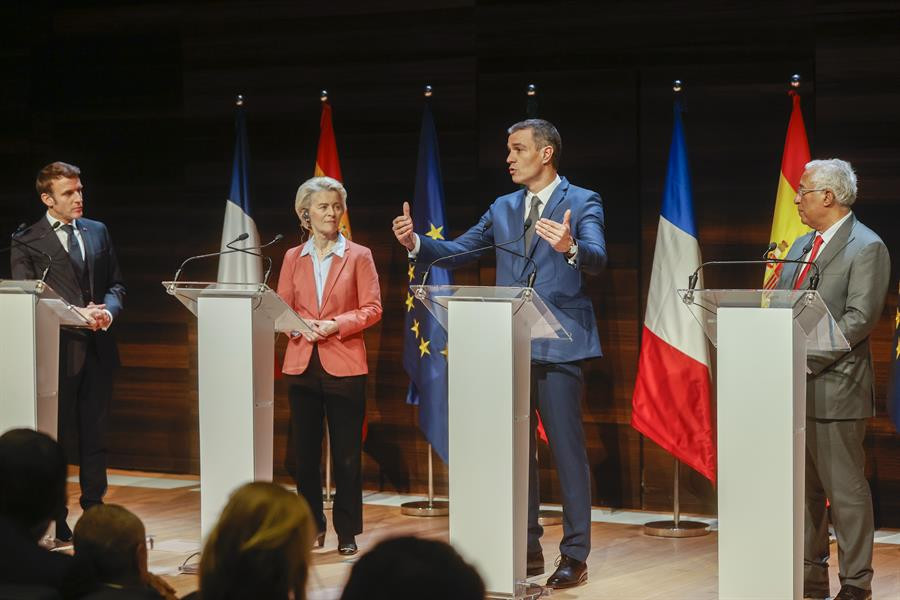 Los presidentes del Gobierno de España, Pedro Sanchez (2º dcha), Francia, Emmanuel Macron (izq), y Portugal, Antonio Costa (dcha), junto a la presidenta de la Comisión Europea, Ursula von der Leyen durante una rueda de prensa en paralelo a la IX Cumbre Euromediterránea. Corredor de hidrógeno verde / KAI FORSTERLING - EFE