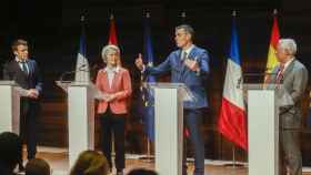 Los presidentes del Gobierno de España, Pedro Sanchez (2º dcha), Francia, Emmanuel Macron (izq), y Portugal, Antonio Costa (dcha), junto a la presidenta de la Comisión Europea, Ursula von der Leyen durante una rueda de prensa en paralelo a la IX Cumbre Euromediterránea. Corredor de hidrógeno verde / KAI FORSTERLING - EFE