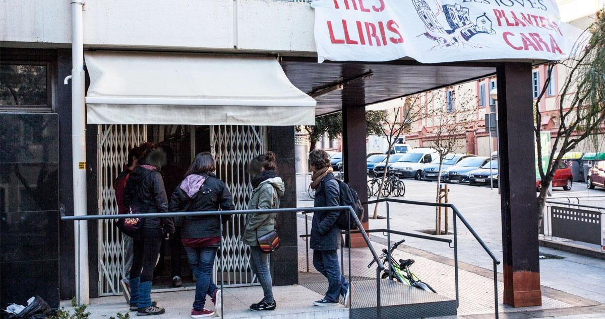 Okupas ante el autodenominado Casal Popular Tres Lliris de Gracia, en Barcelona / CEDIDA