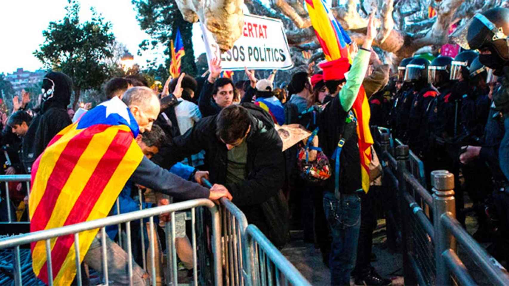 Imagen de uno de los asedios de independentistas al Parlament de la Generalitat en 2018 / EFE